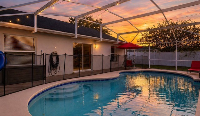 Family-Friendly Pool Home Near Disney, Sleeps 10