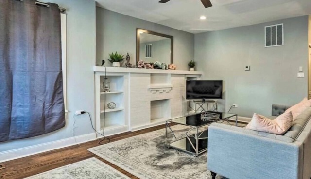 Fantastic 4-bedroom apartment with AC in charming Chicago