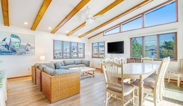 Fenwick Island spacious beach house with deck, W/D & full kitchen - dog-friendly