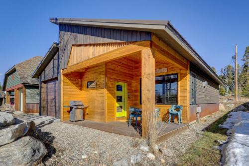 Fireplace & Deck: Modern Cabin in Grand Lake!