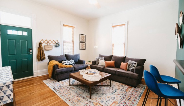 *FRESH REDESIGN* Clean Cozy Cottage In Central City