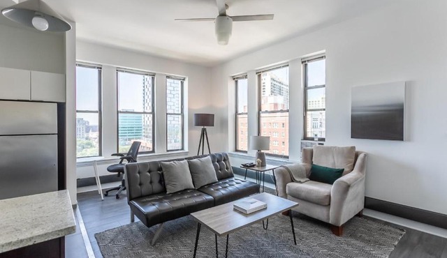 FRONTDESK 2 BR Apt by Harold Washington Park