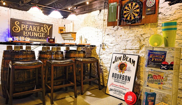 Fun Getaway?Georgetown Speakeasy/private bar(BYOB)hot tub/pool table/Bourbon Trl
