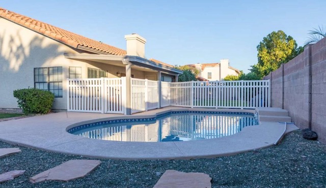 Gilbert Home, Private fenced Pool, Prime Location!