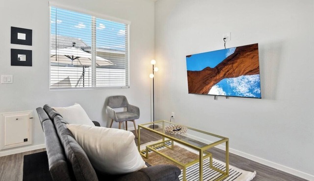 Gleaming Contemporary Home in Canopy w/Pool,BBQ