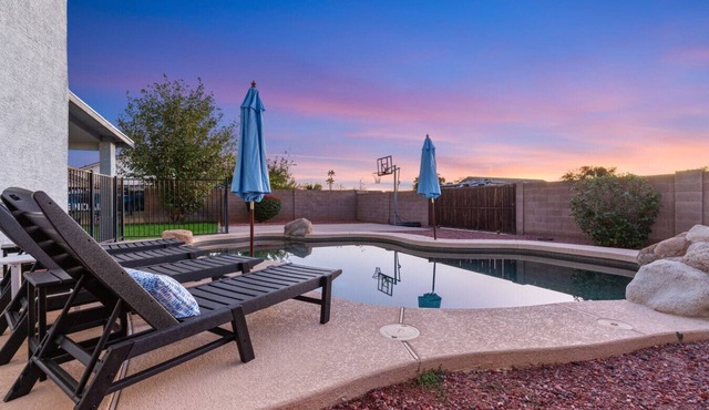 Glendale Oasis Pool Basketball Pool Table Walk to Stadium