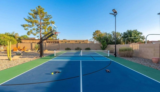 Glendale Paradise | Pool | Pickleball | Putt-Putt