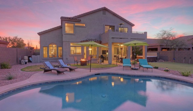 Golf Course & Mt VIEWS: Htd POOL, Hot Tub, Putting Green, Fire Pit, 3 Bikes