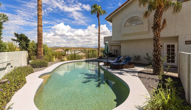 Great for Large Families, Fountain View, Free Heated Pool, Man Cave, & Hot Tub