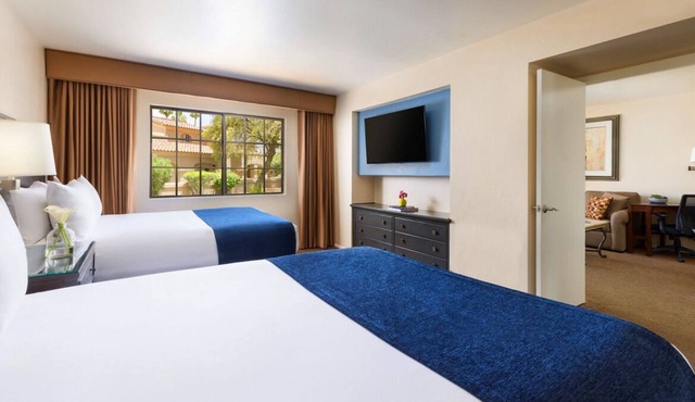 Group Vacation Destination! 4 Awesome Units, 5 Pools, Pet-Friendly, Free Parking