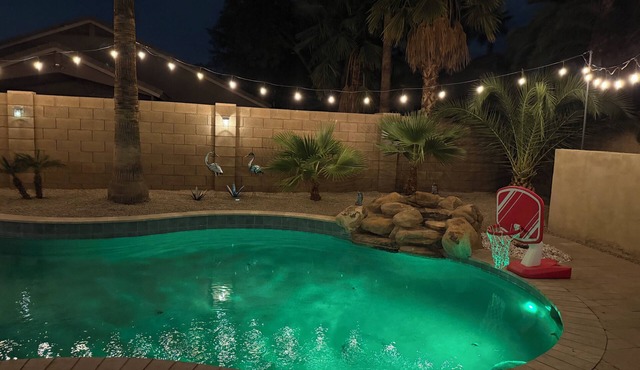 ~Heated Pool/Spa, King bed, Amazing Backyard & Location! Hiking, Biking, Parks