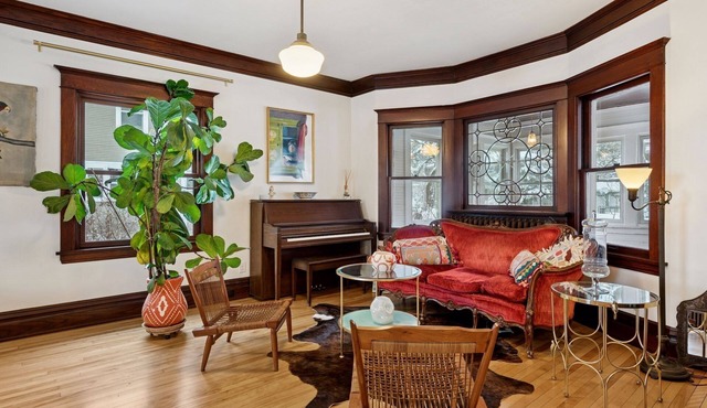 Hidden Gem 5 bedroom by the Lake – Newly Renovated Lynnhurst Escape