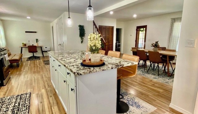 King bed, Spacious 4 bed, 2bth house with a workspace, laundry in unit, WiFi.