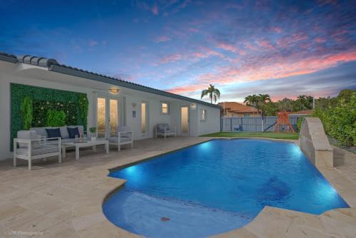 La Femme Luxe Resort - HtdPool, Mini Golf, 5 Bedrooms, Jacuzzi, Game Room, BBQ,Pickleball