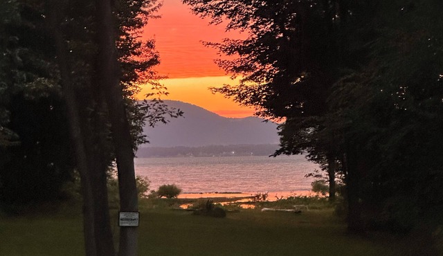 Lake Front Oasis/Private Beach/Epic Sunsets