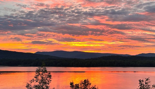 Lakefront retreat with stunning sunsets, scenic lake and mountain view’s