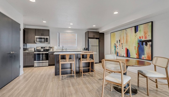 LCF- Downtown Salt Lake City Townhome - King + Queen + Sofa - 2.5 Baths - Garage