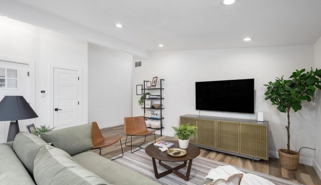 Light-Filled Modern Flat Near 25th Street Fun