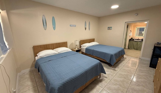 Lil Vacays 2 Queen Room Walk to Beach