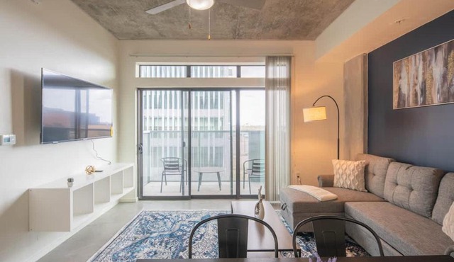 Lovely 1BD - Central Downtown - Gym, Pool, Parking
