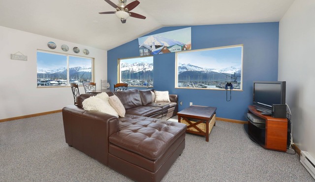 Lovely Dockside Apartment! Located right in the Harbor!