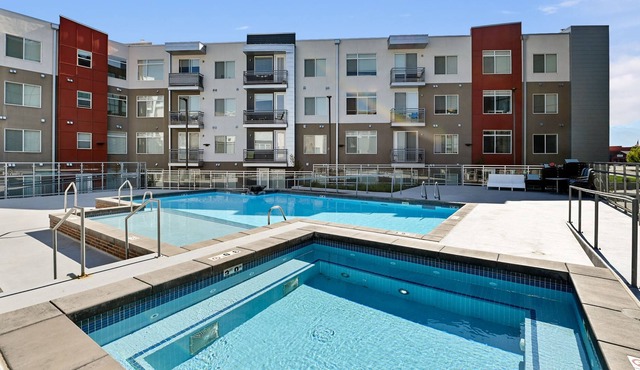 Lovely Luxury End Unit w/ Gym, Hot tub, & Pool