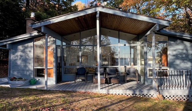 Lower Beverley Lake Beautifully renovated 3 bedroom 4 season lakeside cottage