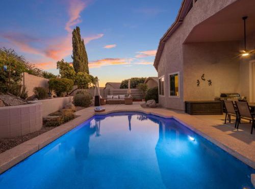 Luxe 4BR Desert Oasis w Pool Mtn Views