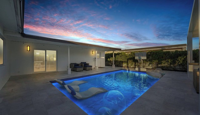 Luxe Oasis with Pool, Hot Tub and Sauna close to HARD ROCK CASINO