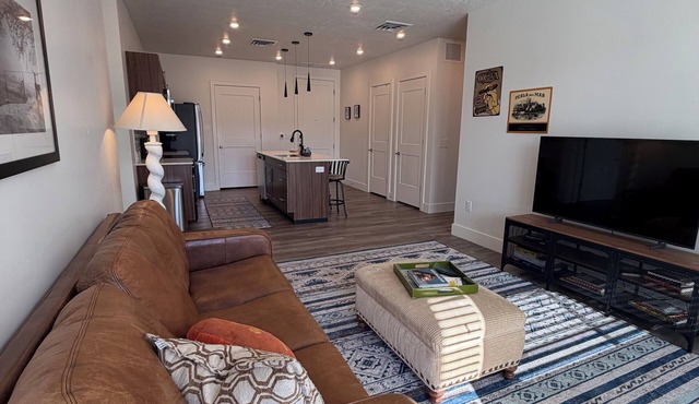 Luxury 2-BR, 3 BTH apartment in Millcreek, MNTN views, Private Balcony, Parking