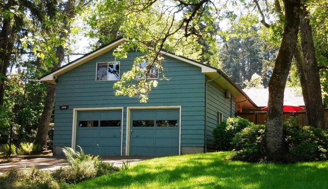 Luxury 3-bed 2-bath forest home in the city - 2.5 miles to UofO & Hayward Field