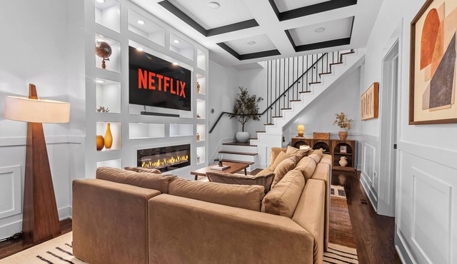 Luxury 4BR Home with Spa Tub & fire place Near UChicago & Obama Center