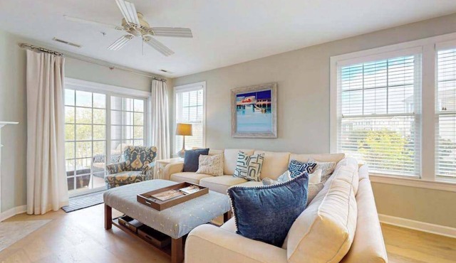 Luxury Bayside Condo with, shared pool, hot tub & tennis court, AC & WiFi