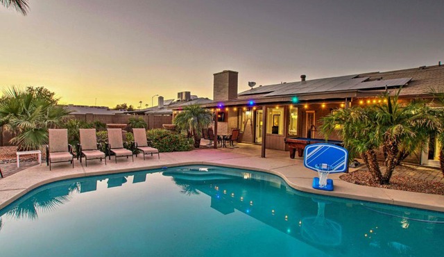 Luxury Desert Oasis with Putting Green and Hot Tub!