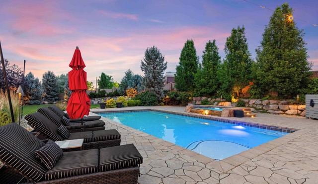 Luxury Mansion *Sleeps 20 *Pool *SportCrt *Theater