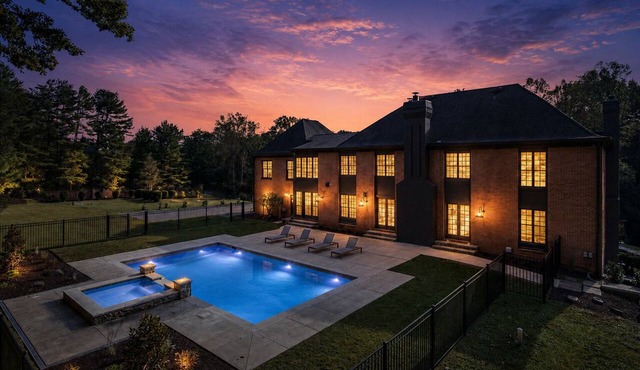 Luxury Private 6-bedroom Estate in charming Potomac with Pool near Potomac