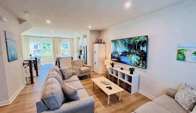 Luxury townhome w/pool & clubhouse access, community dock, kitchen & free WiFi