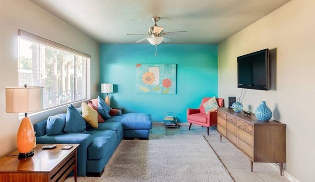 Mid century modern condo near Old Town, pool & BBQ