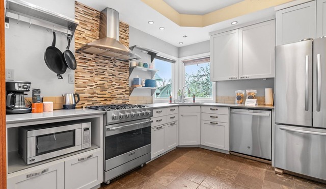 MINNeSTAY* Sheridan Cottage | Lake Harriet