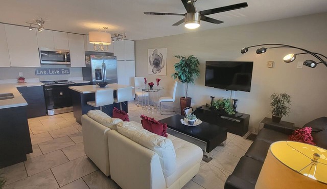 Modern Condo-Mountain Views-Heated Pool