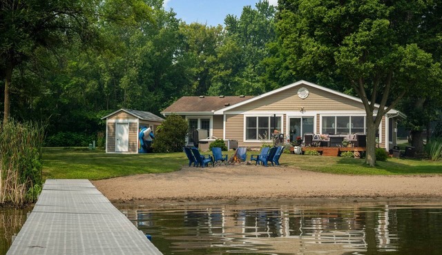 Modern Luxury 3bd/2ba Lake Home -Beach + Hottub .5 Miles to Mystic Lake Casino
