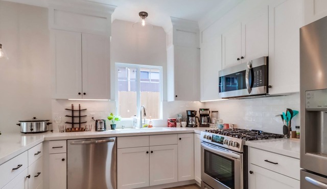 Modern & Spacious 3-Bedroom Home w Garage, 5 min to Beach, Downtown