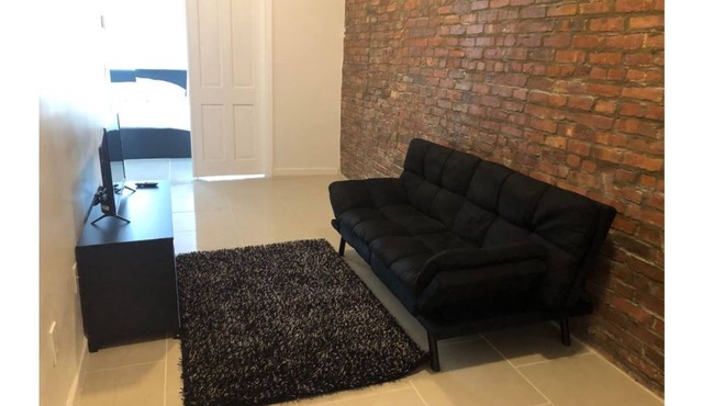 Modern Two-Bedroom Apt close to Manhattan Diva