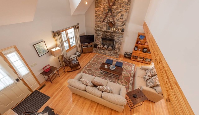 Mountain Hideaway/Central location/Nature lovers dream! Hot-tub, fire pit!