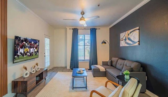 Near the Stadium | Pool, Gym, Parking HotTub W/D