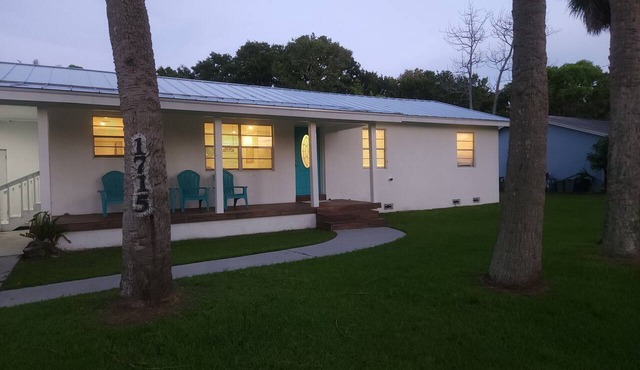 NEW Clean 4-bed Home near airport and BEACH ! ! !