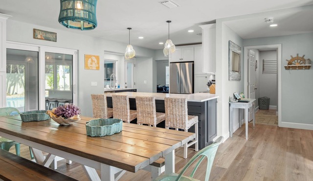 Newly renovated spacious 4BR home with pool & game room, 800m from the Beach