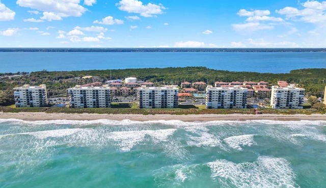 Ocean Front, Penthouse Floor, 2-bedroom, 2-bathroom condo in beautiful Jensen