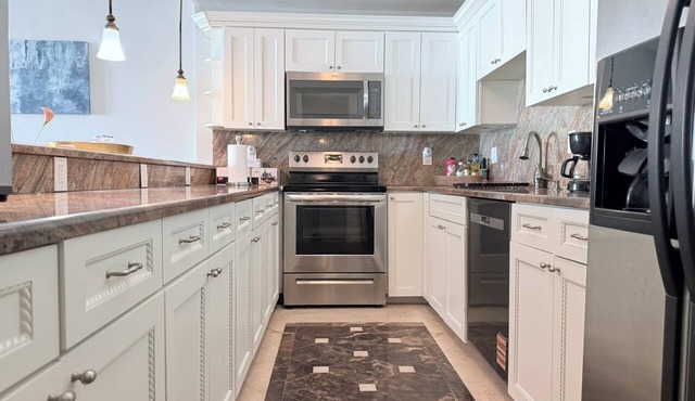 Ocean-View 2BR 2BA ,Walk to Beach Pool, Gym, Parking