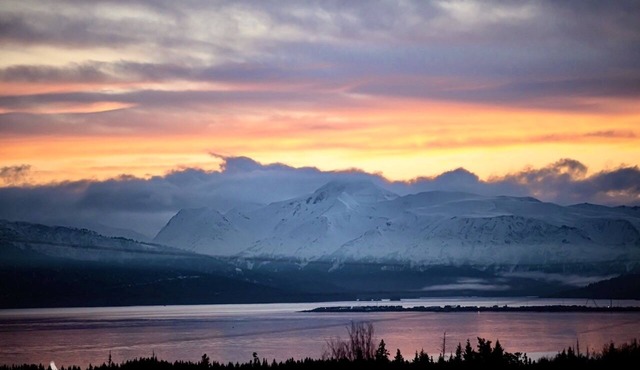 Otter Stop Inn! Ocean and mountain views from every window!
